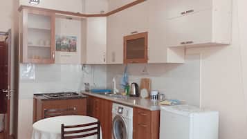 Réfrigérateur, batterie de cuisine, vaisselle et ustensiles