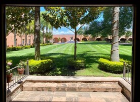 Caja de seguridad en la habitación y escritorio