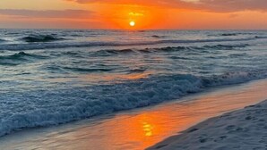 A beach with waves and a sunset. - 30A |15 sec walk to Private Beach | Htd pool | Bikes | Golf Cart | Gulf View (Santa Rosa Beach)