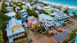 A coastal residential area with colorful houses, a beach, and a sunset. - 30A |15 sec walk to Private Beach | Htd pool | Bikes | Golf Cart | Gulf View (Santa Rosa Beach)