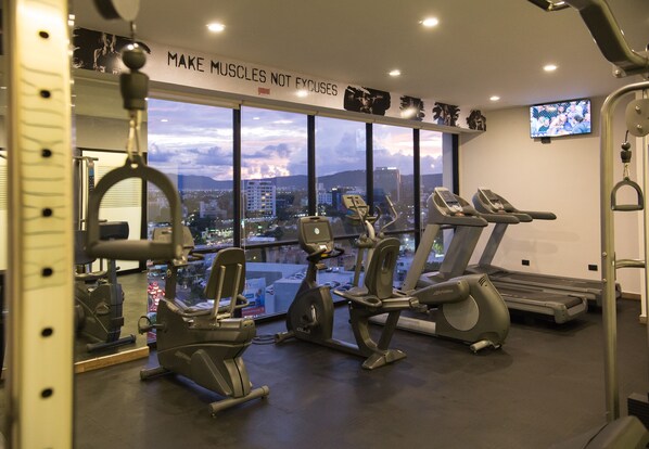 A gym with treadmills, stationary bikes, and weight machines. - Gumont Guadalajara López Mateos - Minerva (Guadalajara)