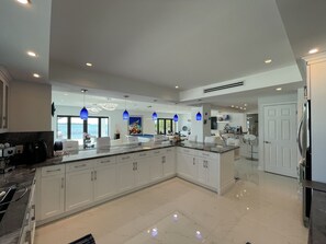 Kühlschrank, Mikrowelle, Herdplatte, Geschirrspüler