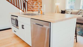 Réfrigérateur, four à micro-ondes, un four, surface de cuisson