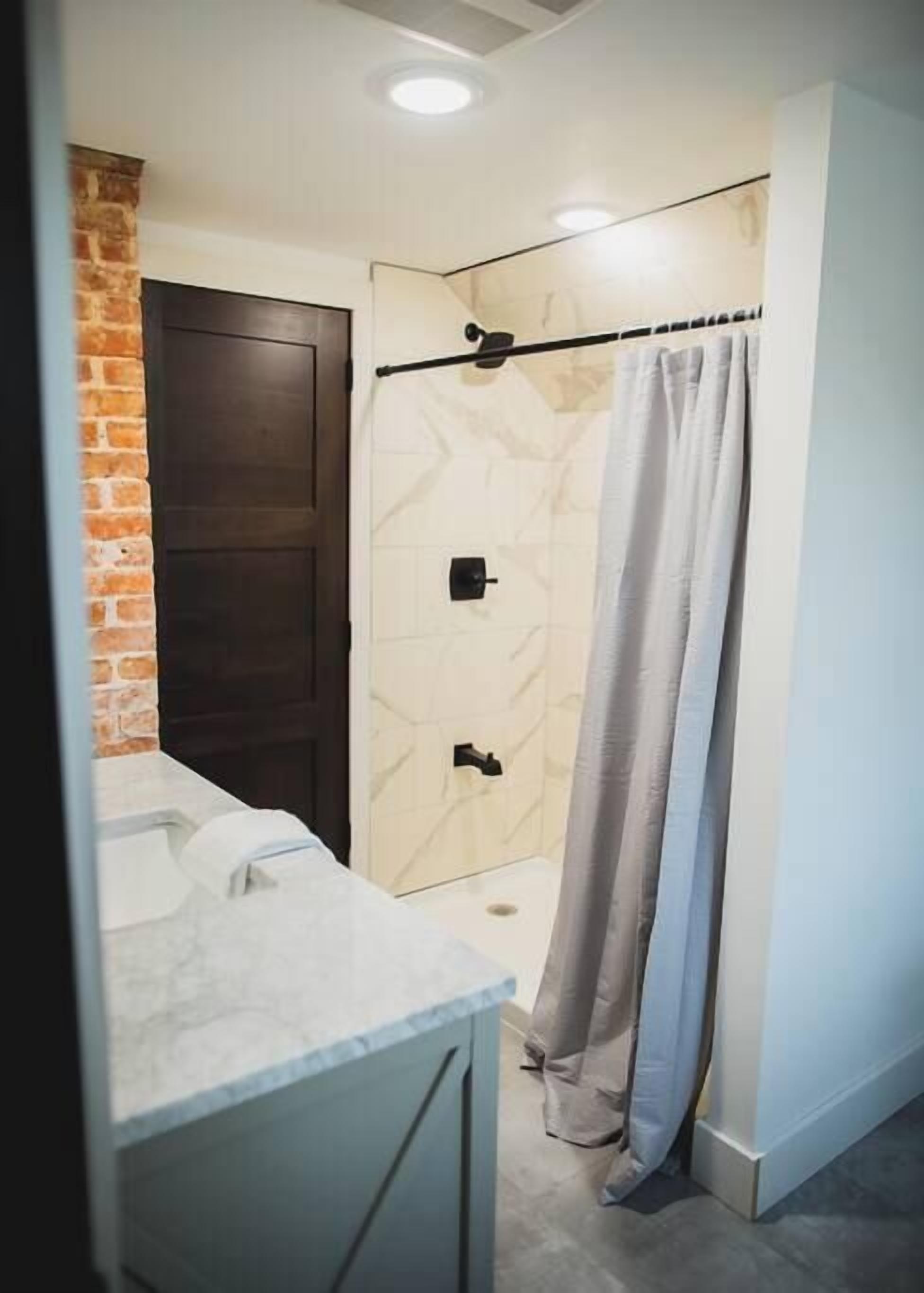 Een bad/douchecombinatie, een haardroger