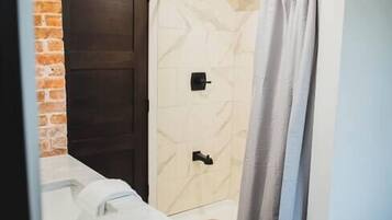 Een bad/douchecombinatie, een haardroger