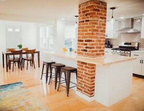 Fridge, microwave, oven, stovetop - The Miners Rest (Calumet Township)