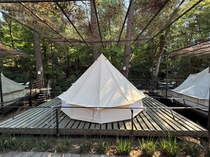 Habitación superior, 1 cama matrimonial, vista al río | Espacio para trabajar con laptop y tabla de planchar con plancha