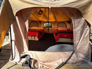 Habitación Grand, 2 camas matrimoniales | Espacio para trabajar con laptop y tabla de planchar con plancha