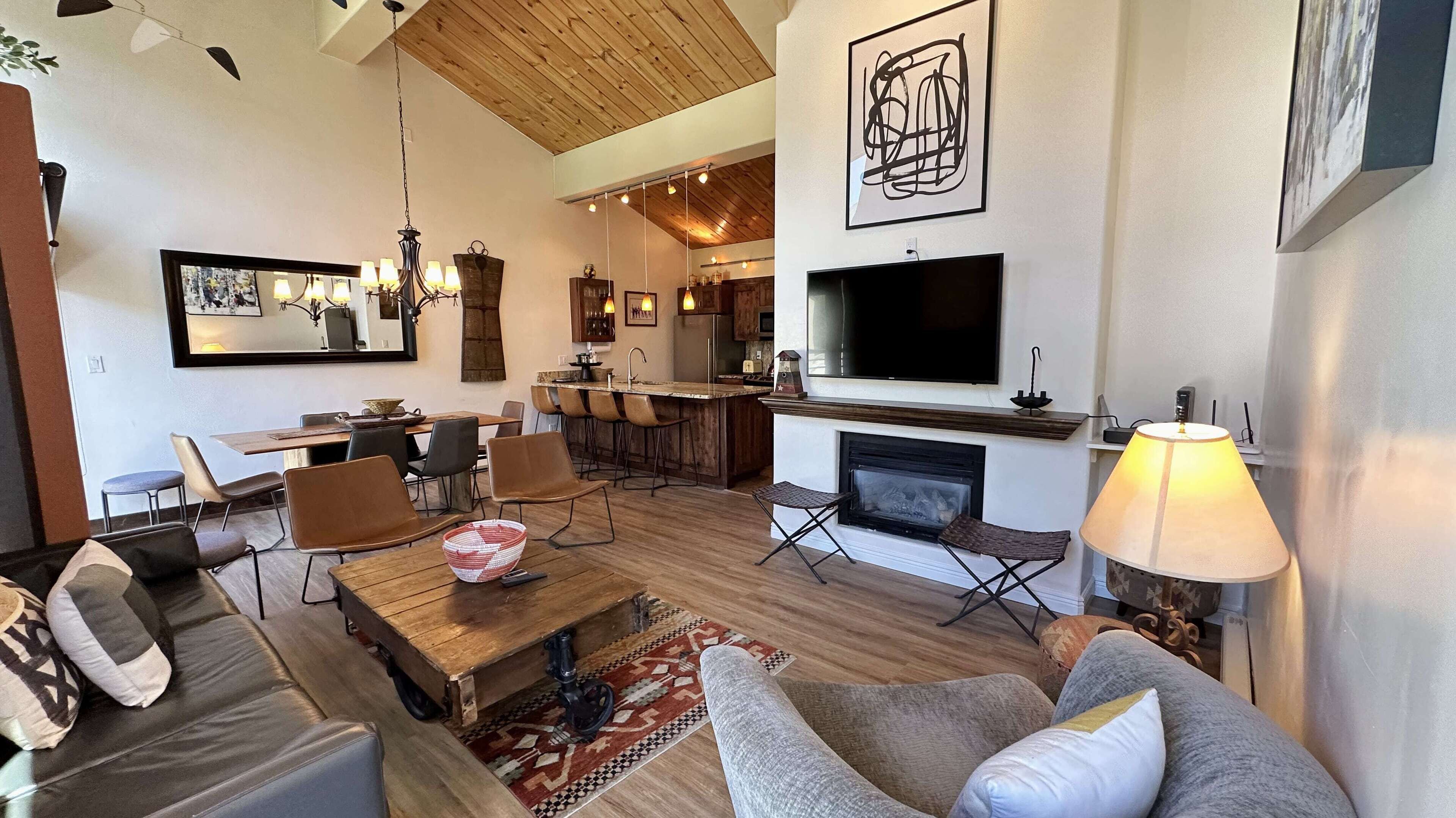 Upper Level Modern Condo w/Great Views to Vail Mtn and Outdoor Hot Tub. Walk to LH and Vail Village.