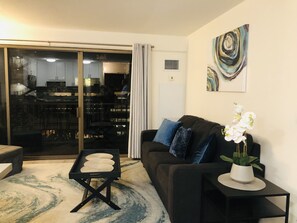 TV - Beautifully Remodeled Modern Condo + Free Parking Waikiki (Honolulu)