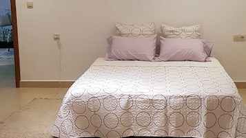 Tina, secadora de cabello, bidet, toallas