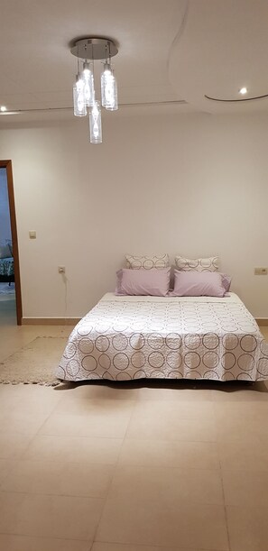 Tina, secadora de cabello, bidet, toallas