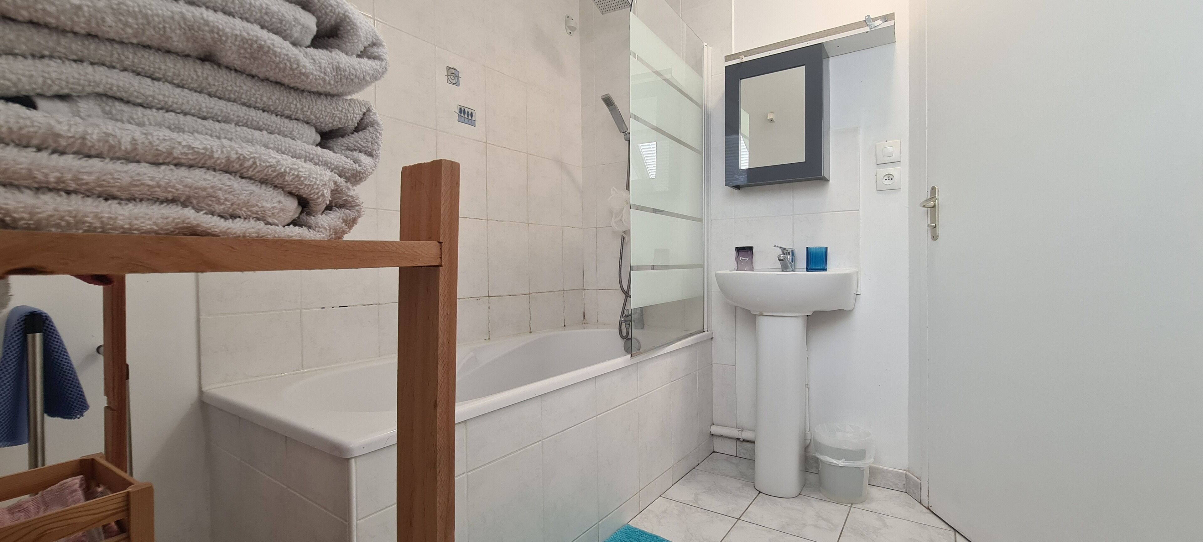 Badewanne, Haartrockner, Handtücher, Seife