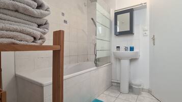 Badewanne, Haartrockner, Handtücher, Seife