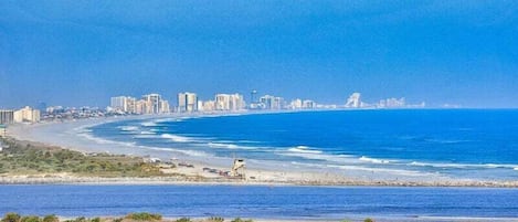 在海灘附近