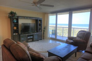 Smart-tv, een dvd-speler en een tafeltennistafel