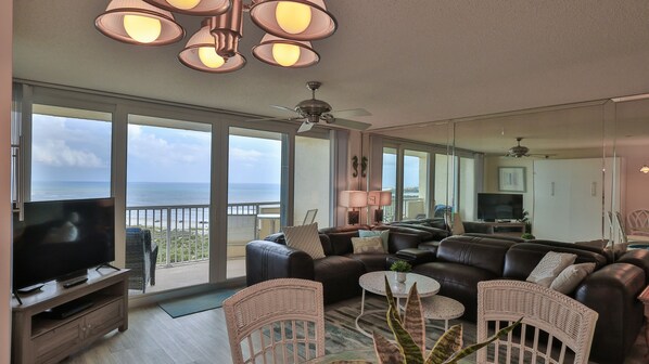 Smart-TV, DVD-spiller, bordtennis og stereoanlegg