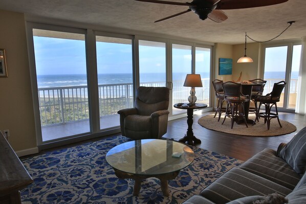 TV connectée, table de tennis de table, chaîne hi-fi