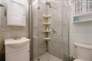 Regadera, secadora de cabello, bidet, toallas 