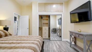 2 bedrooms, in-room safe, desk, iron/ironing board