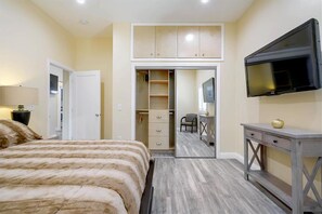 2 habitaciones, caja de seguridad en la habitación y escritorio