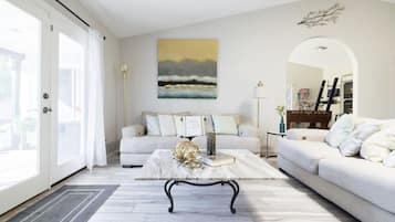 TV connectée, cheminée, jeux vidéo, baby-foot