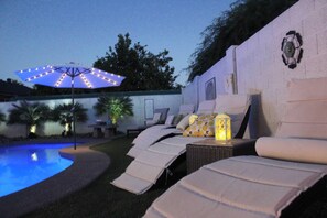 A poolside area with lounge chairs and a canopy. - Luxury 3-Bedroom Home with Pool Near Stadium-Perfect for Game Weekends (Glendale)