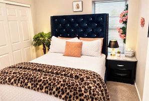 The Velvet Safari Bedroom, with QUEEN size bed and Smart TV. Ceiling fan and palm tree night light. Stadium Oasis Glendale, Az - Luxury 3-Bedroom Home with Pool Near Stadium-Perfect for Game Weekends (Glendale)