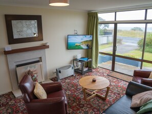TV - Seabreeze Cottage, by the ocean in Brighton, Otago (Dunedin)