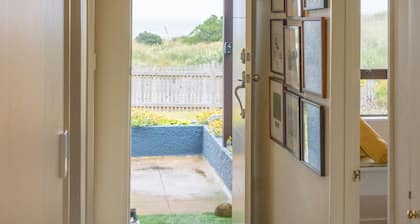 Seabreeze Cottage, by the ocean in Brighton, Otago