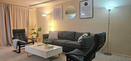 Comfortable And Cozy Condo Right across fromWEST EDMONTON MALL with Free Parking