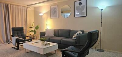 Comfortable And Cozy Condo Right across fromWEST EDMONTON MALL with Free Parking