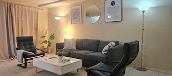 Comfortable And Cozy Condo Right across fromWEST EDMONTON MALL with Free Parking