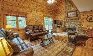 Main Living - Best On Beech-Family Friendly-Clean, A/C, Game Room, FirePit, Sleeps 12-14 (Beech Mountain)