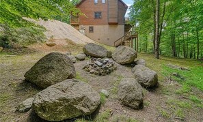 Fire pit - Best On Beech-Family Friendly-Clean, A/C, Game Room, FirePit, Sleeps 12-14 (Beech Mountain)