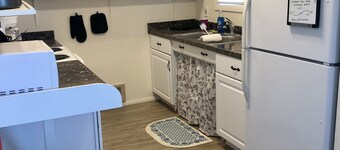 Tidy Country Cottage 5 minutes outside of Cody