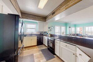 Kjøleskap, mikrobølgeovn, ovn og kokeplater