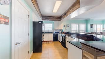 冰箱、微波炉、烤箱、炉灶