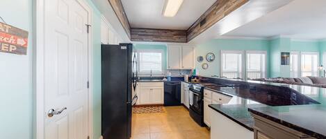 Réfrigérateur, four à micro-ondes, un four, surface de cuisson