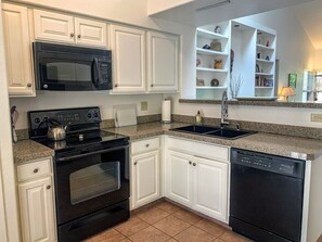 Kylskåp, mikrovågsugn, ugn och spishäll