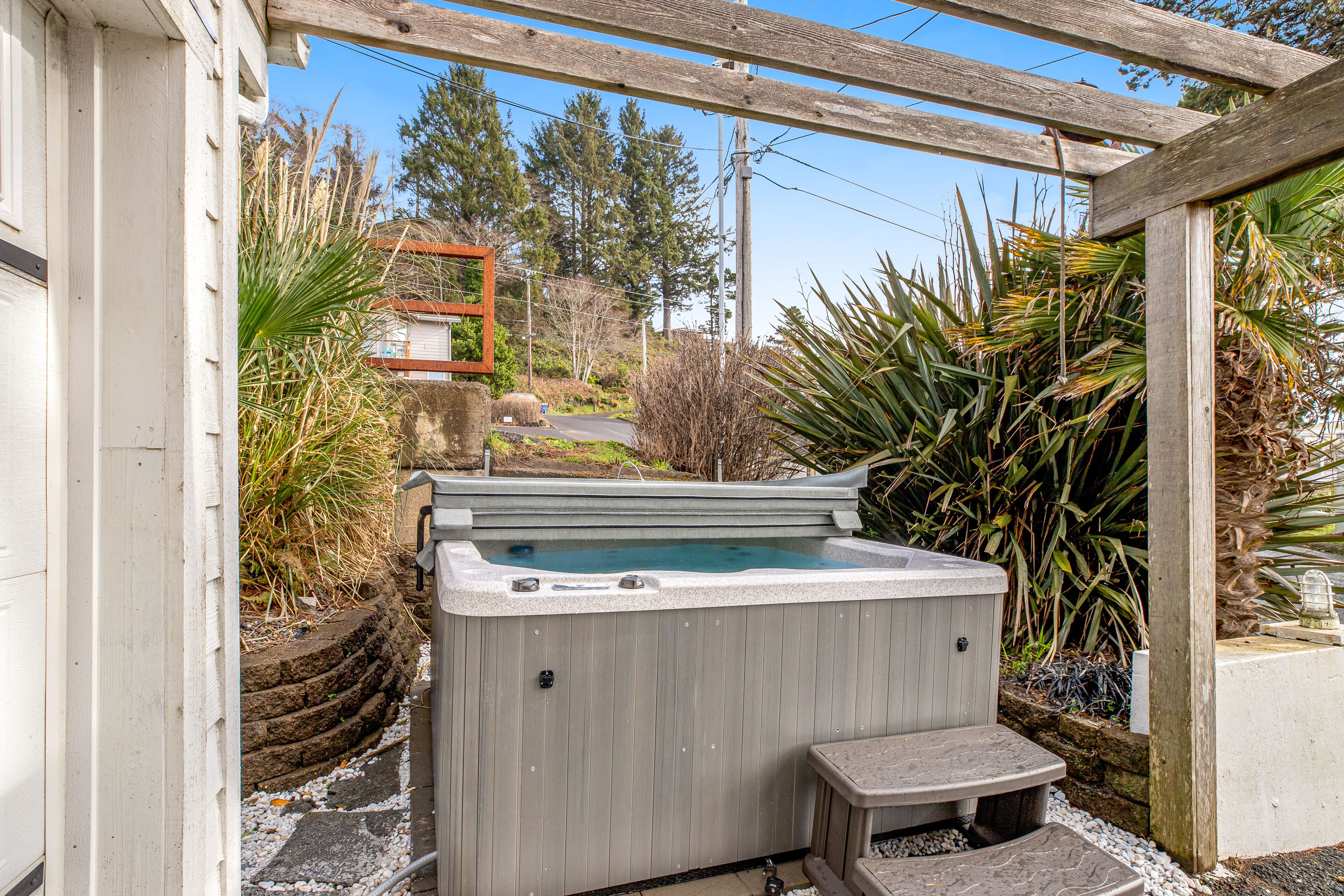 Beach View Dog-Friendly Home w/Gas Fireplace, Deck, Beach Access, & Free WiFi