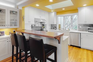 Fridge, microwave, stovetop, dishwasher