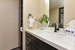 Combined shower/bathtub, hair dryer, towels, soap - SUMMER SALE! Remodeled BeachFront w Pool AC Sandy Beach - Nani Kai Hale 605 (Kihei)