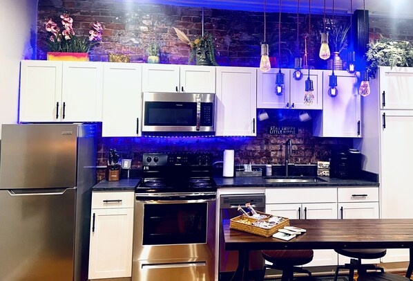 冷蔵庫、電子レンジ、オーブン、コンロ