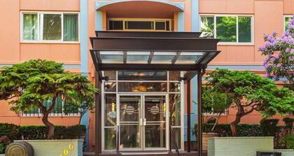 14th-Floor Family-Friendly Condo in Downtown Seattle w/City Views & Free WiFi