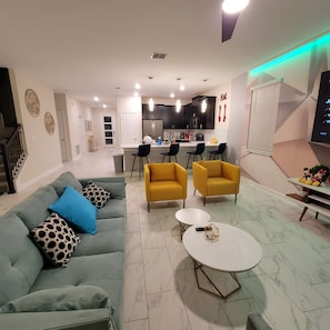 TV connectée, table de tennis de table, chaßne hi-fi