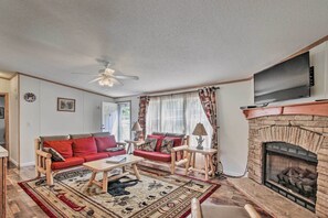 TV, fireplace, table football, ping pong - Shenandoah River Getaway < 9 Mi to Downtown Luray! (Rileyville)