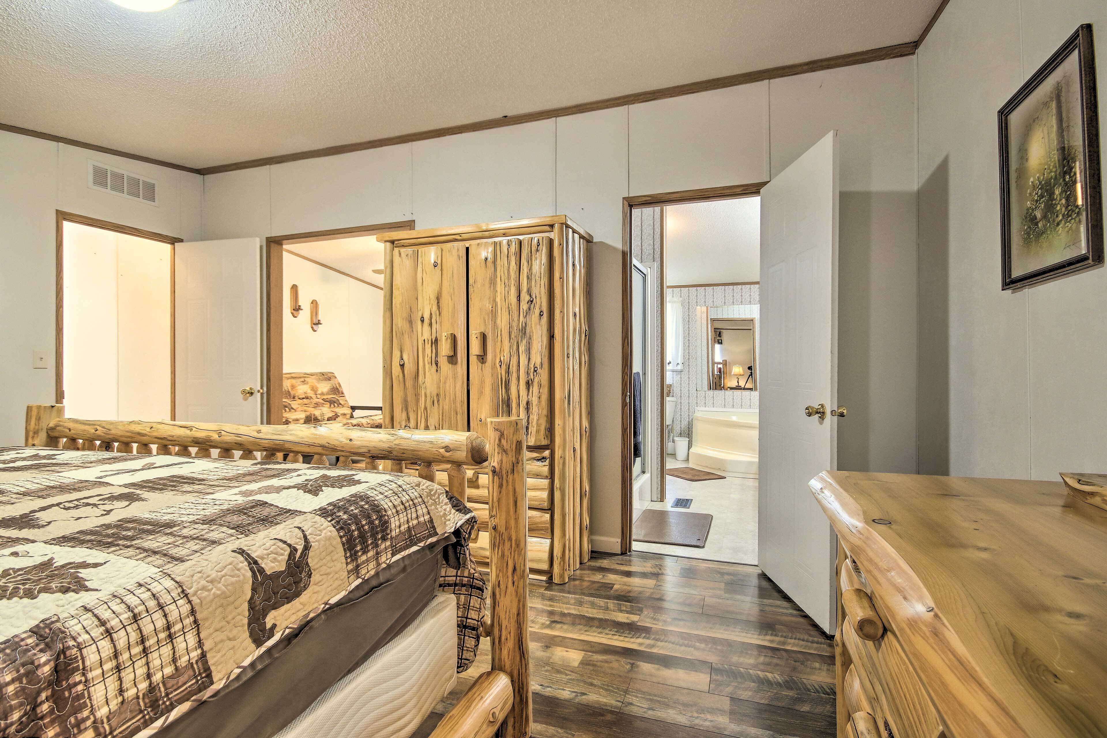 Une chambre à coucher avec un lit en bois, une armoire et une commode.