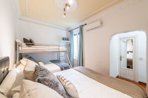 6 habitaciones, escritorio y tabla de planchar con plancha 