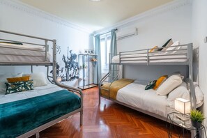 6 habitaciones, escritorio y tabla de planchar con plancha 